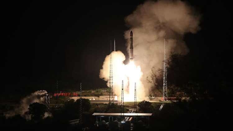 Çin 10 uyduyu birden fırlattı Çin 10 uyduyu birden fırlattı