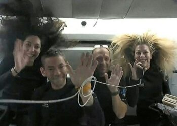 Dünyanın ilk ticari uzay yürüyüşü tamamlandı