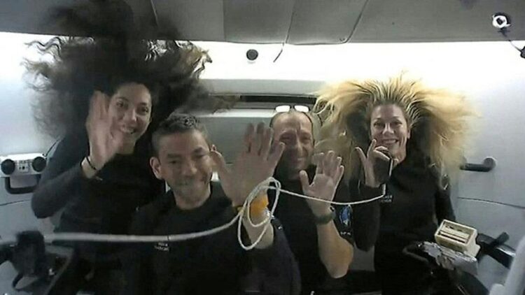 Dünyanın ilk ticari uzay yürüyüşü tamamlandı Dünyanın ilk ticari uzay yürüyüşü tamamlandı