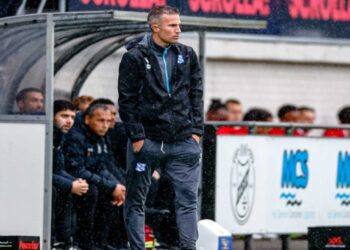 Robin van Persie yerin dibine girdi