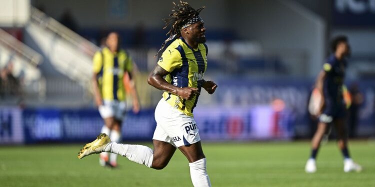Allan Saint Maximin Fenerbahçe’de ilki yaşadı