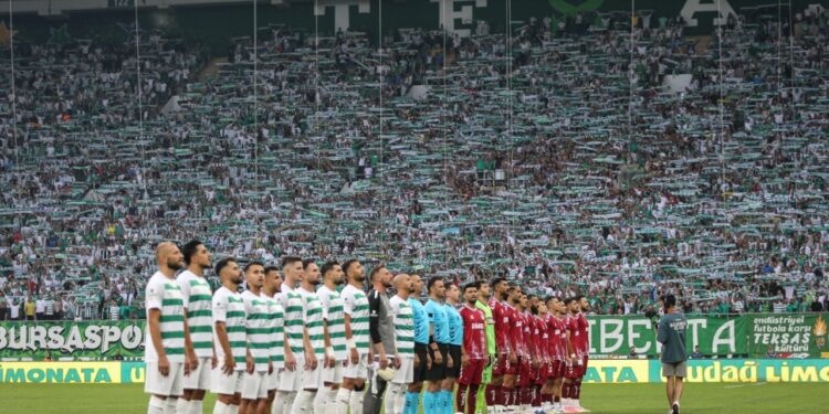 Bursaspor taraftarı önünde şov yaptı