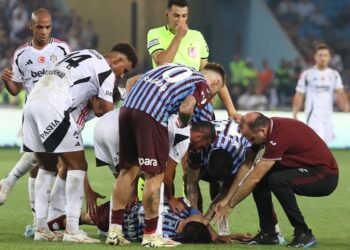 Trabzonspor Beşiktaş maçında korkutan an. Yerde hareketsiz kaldı