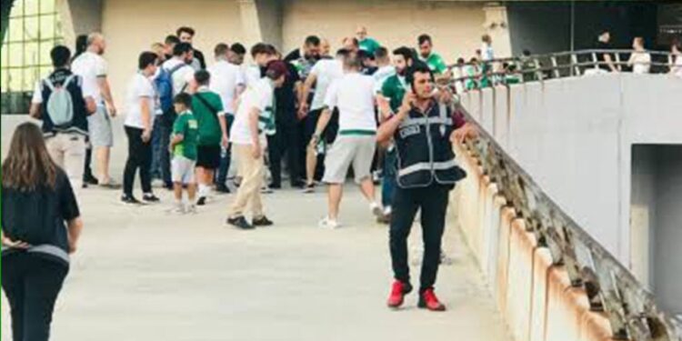 Bursaspor eski başkanı heyecana dayanamadı. Stadın önünde kalp krizi geçirdi Bursaspor eski başkanı heyecana dayanamadı. Stadın önünde kalp krizi geçirdi