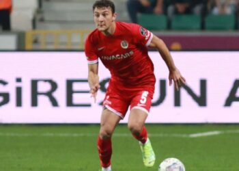 Beşiktaşlı Emrecan Uzunhan ambulansla hastaneye kaldırıldı