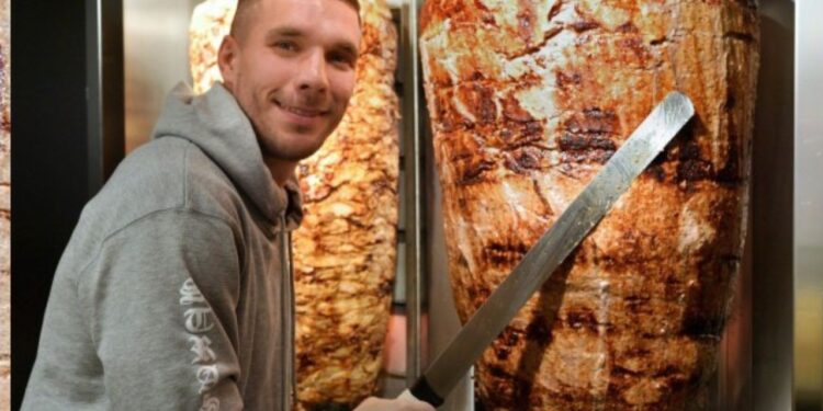 Podolski dönerden servet kazandı!