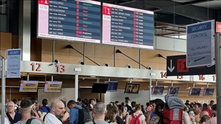 Belçika’nın Charleroi Havalimanı’nda grev nedeniyle bütün uçuşlar iptal edildi