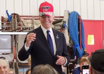 ABD Başkanı Biden, “Trump” yazılı şapka taktı