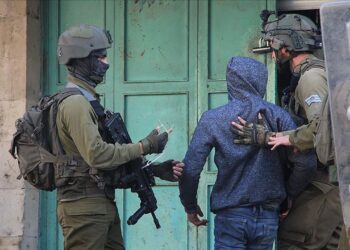 İsrail ordusu, Batı Şeria’da 40 Filistinliyi gözaltına aldı