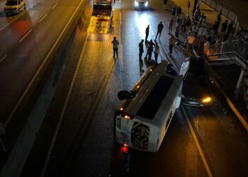 Kocaeli’de işçi servisi ile otomobil çarpıştı: 7 yaralı