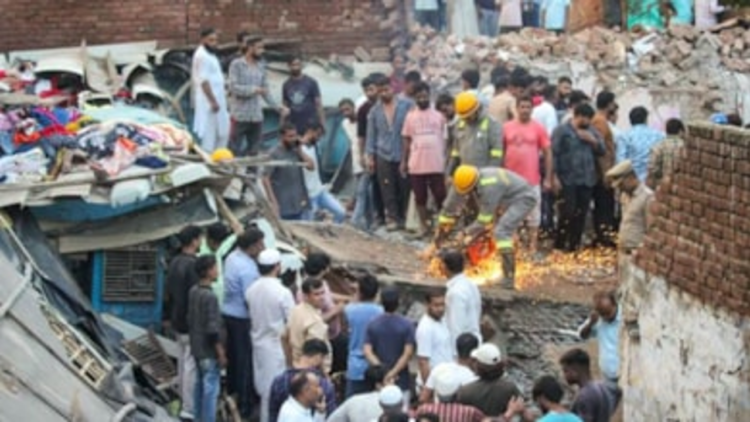 Hindistan’da 3 katlı binanın çökmesi sonucu 10 kişi öldü