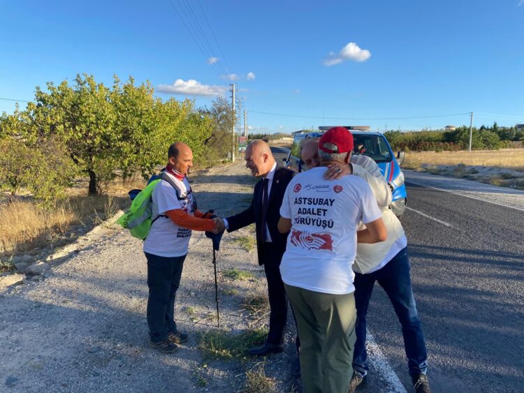 Emekli astsubaylar Ankara’ya yürüyor. Bakan destek verdi Emekli astsubaylar Ankara’ya yürüyor. Bakan destek verdi